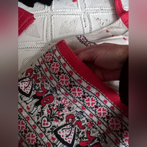 Kitsch Apron With Alpine Dancing Figures And Hearts. - Picture 4 of 6